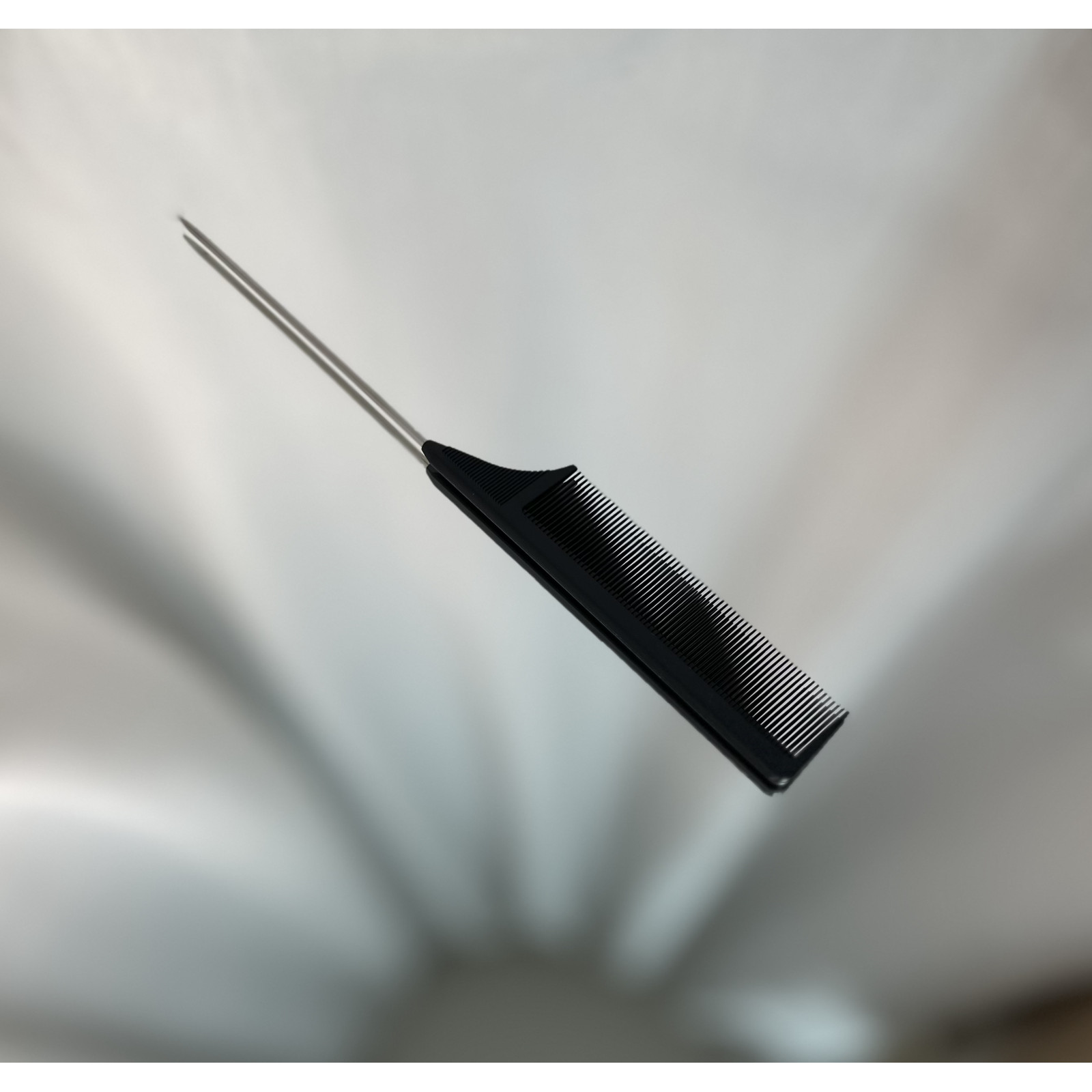 Расческа карбоновая с пластиковым хвостиком, черная